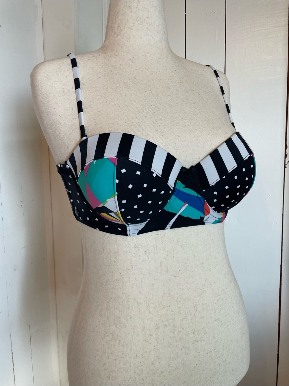 VOLCOM bikini top. Size L